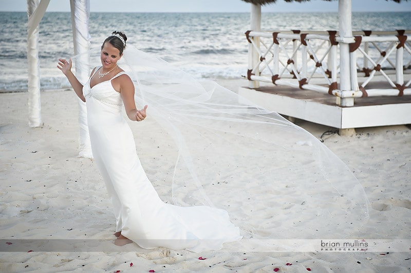 beach wedding portrait in cancun